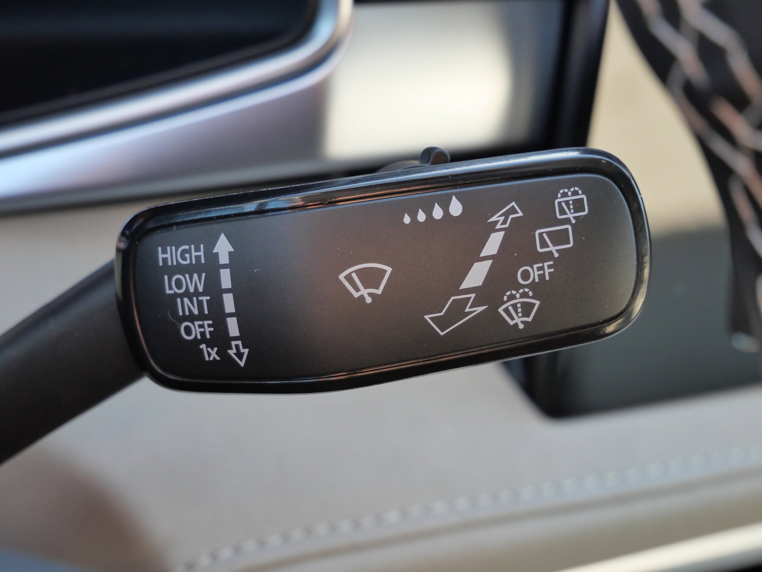 Certified 2025 Volkswagen Taos SE image 33