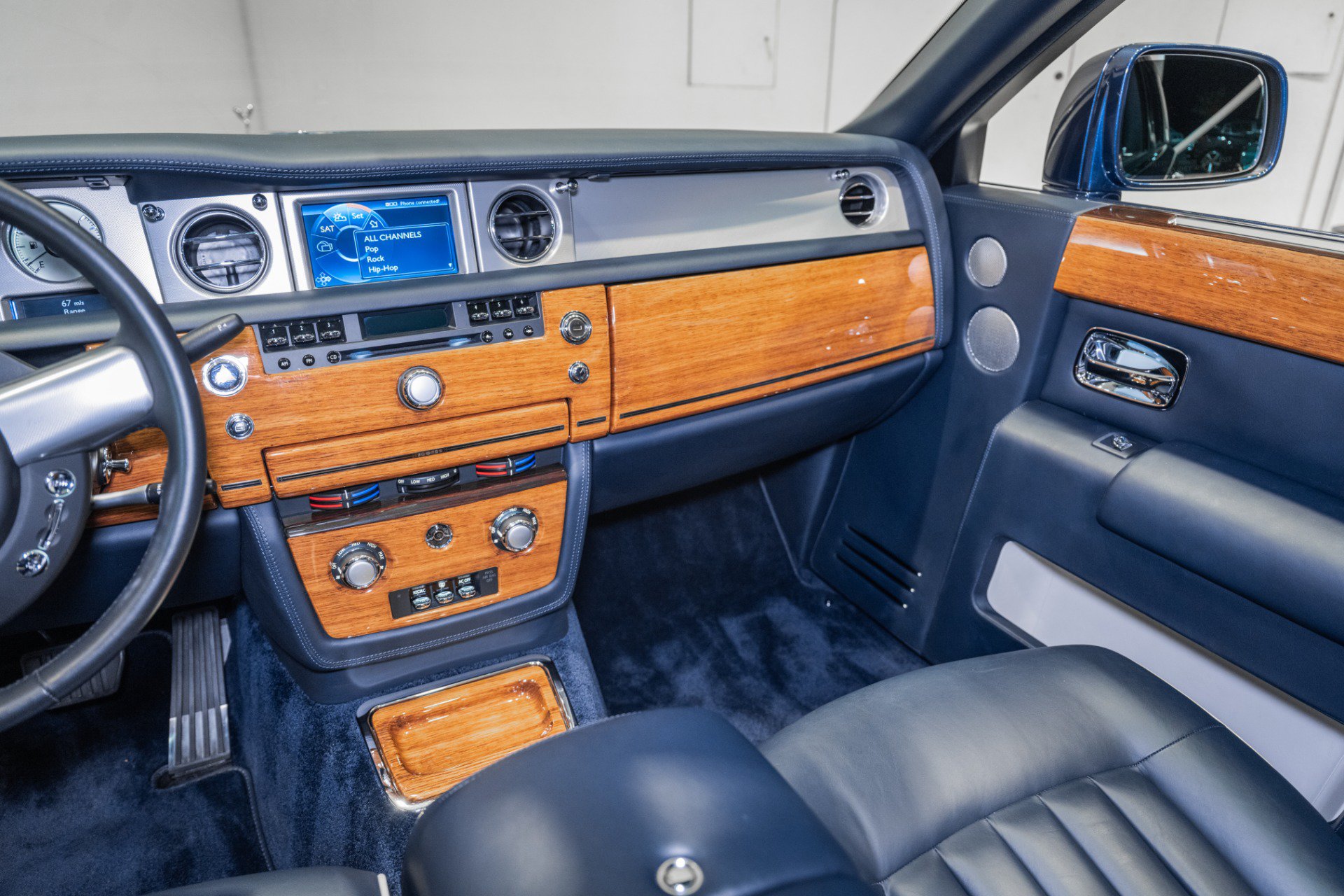 Used 2011 Rolls-Royce Phantom Sedan RWD image 53