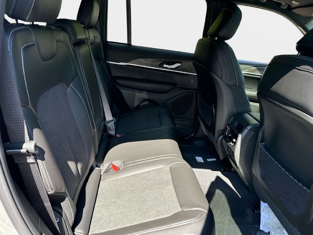 New 2027 Jeep Grand Cherokee Altitude AWD/4WD image 10