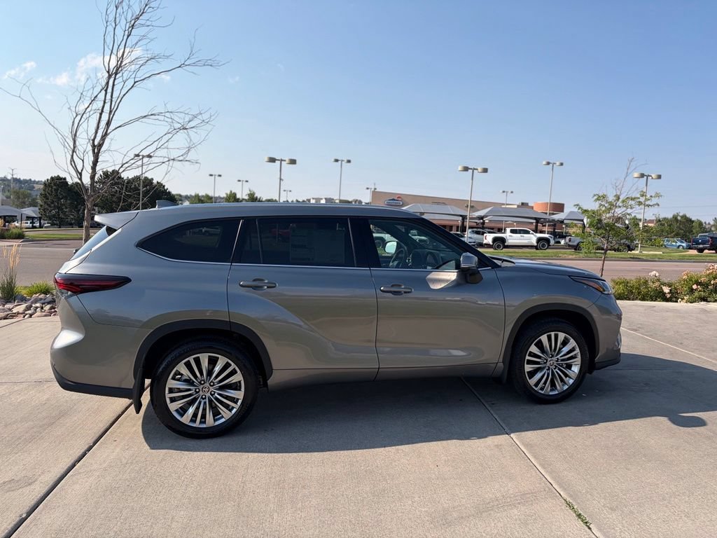 Used 2026 Toyota Highlander Platinum AWD/4WD image 6