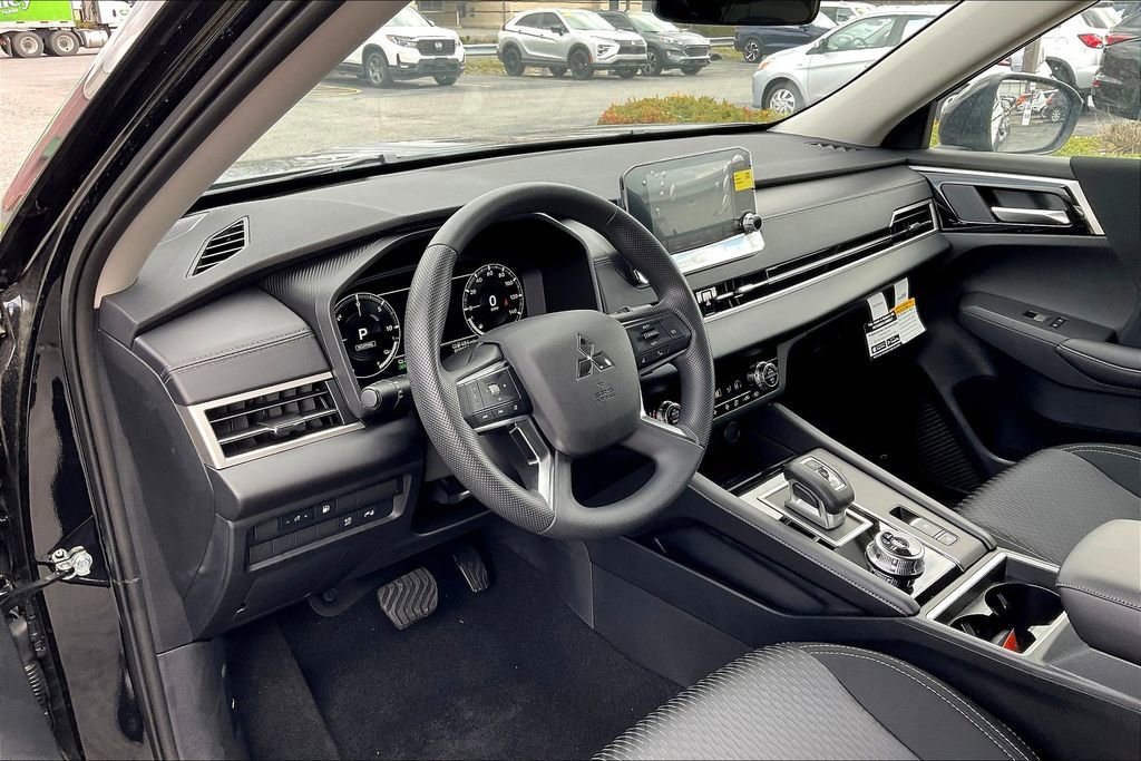 New 2025 Mitsubishi Outlander ES image 6