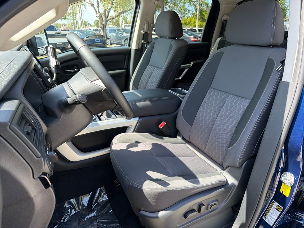 Used 2024 Nissan Titan SV w/ SV Convenience Package image 32