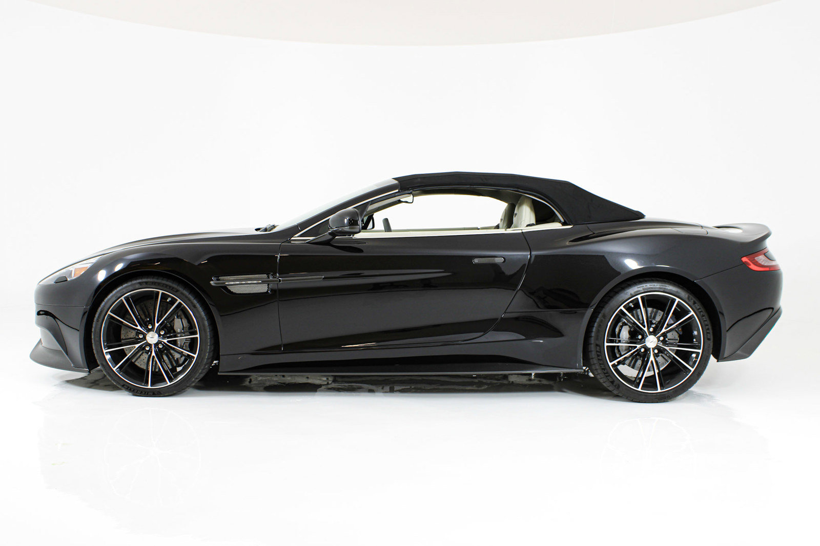 Used 2014 Aston Martin Vanquish Volante RWD image 5