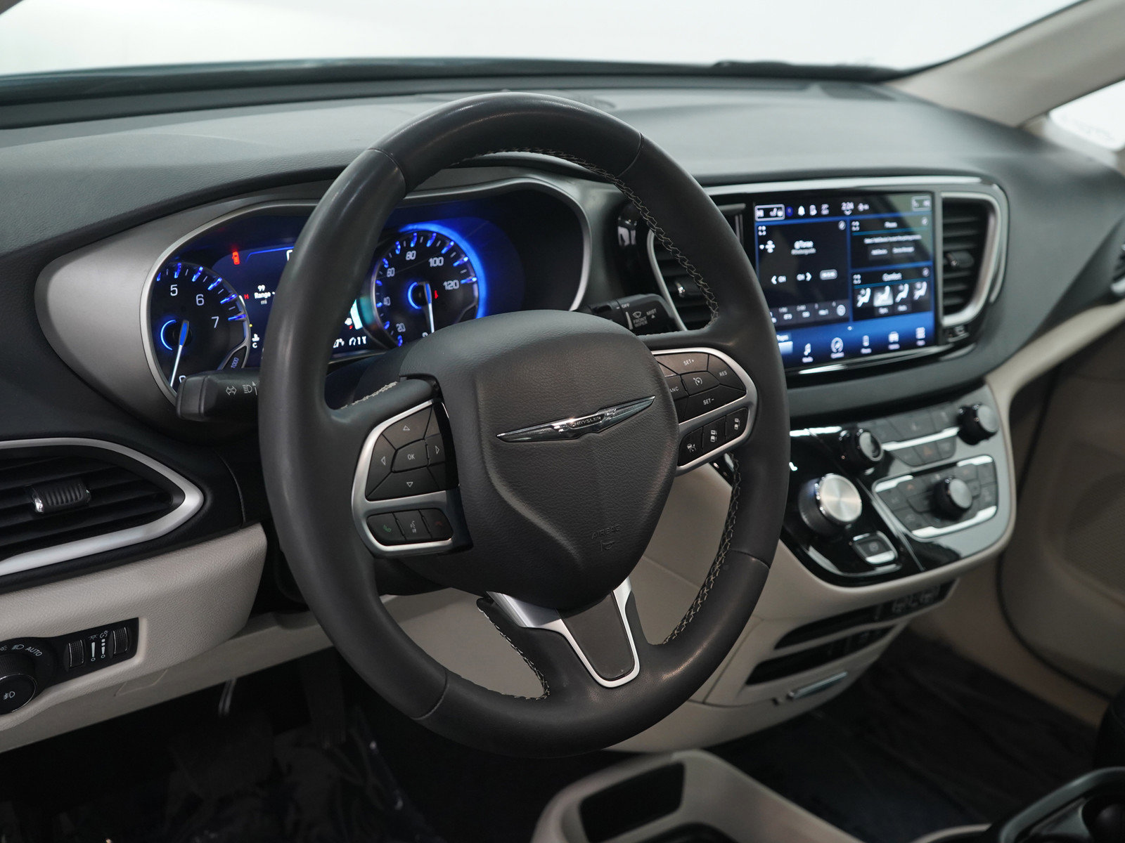 Used 2022 Chrysler Pacifica Touring-L image 24
