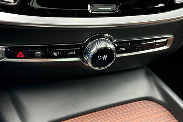 Used 2023 Volvo V60 B5 Cross Country Plus w/ Climate Package image 21