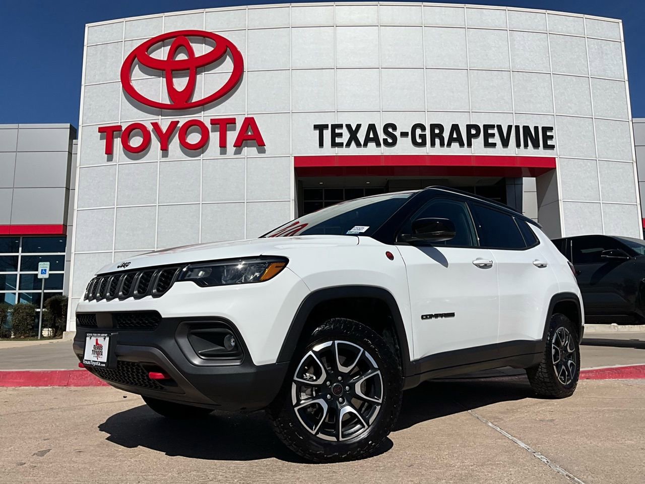 Used 2025 Jeep Compass Trailhawk image 2