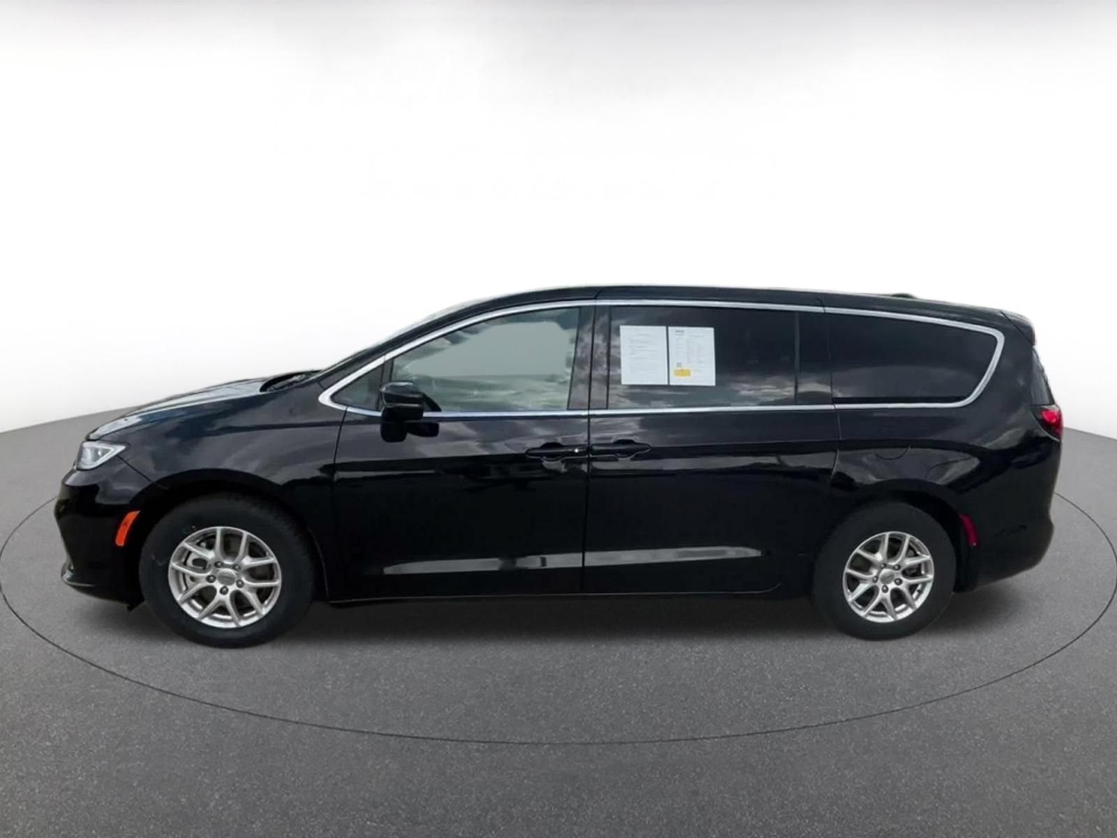Used 2025 Chrysler Pacifica Select FWD image 8