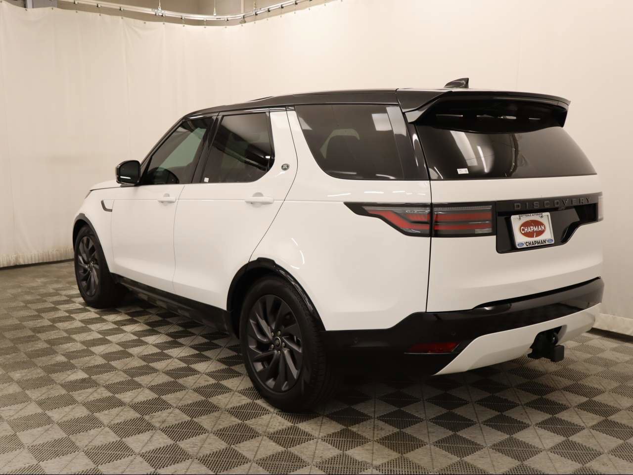 Used 2024 Land Rover Discovery Dynamic SE image 2