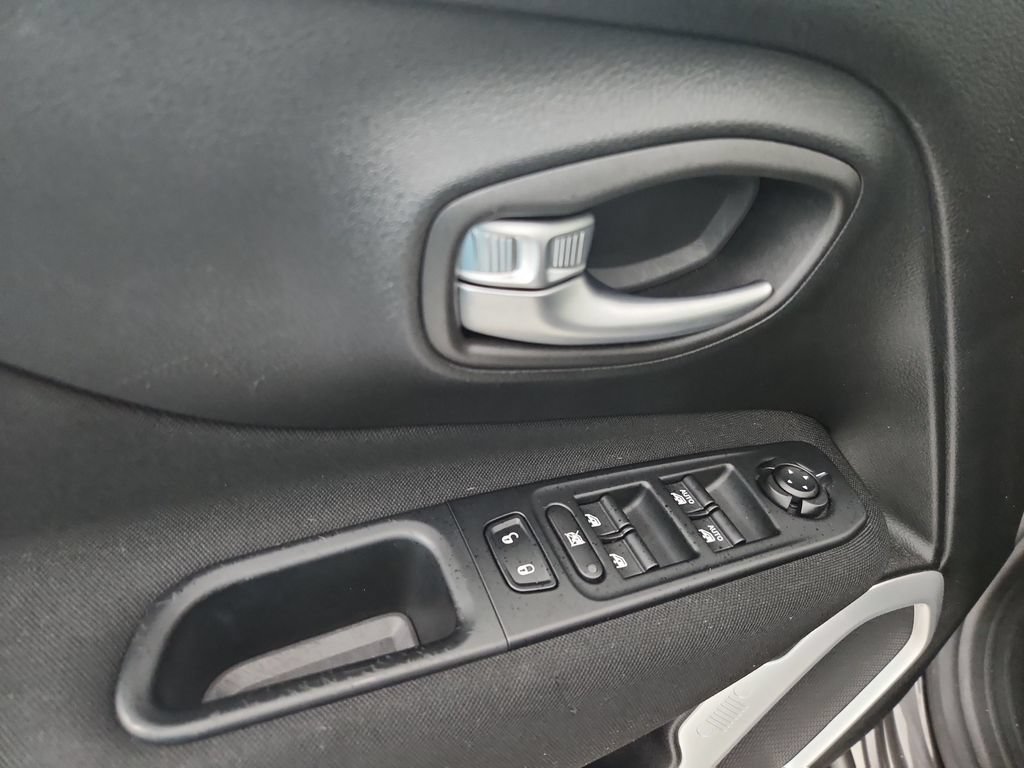 Used 2020 Jeep Renegade Latitude w/ Popular Equipment Group AWD/4WD image 23