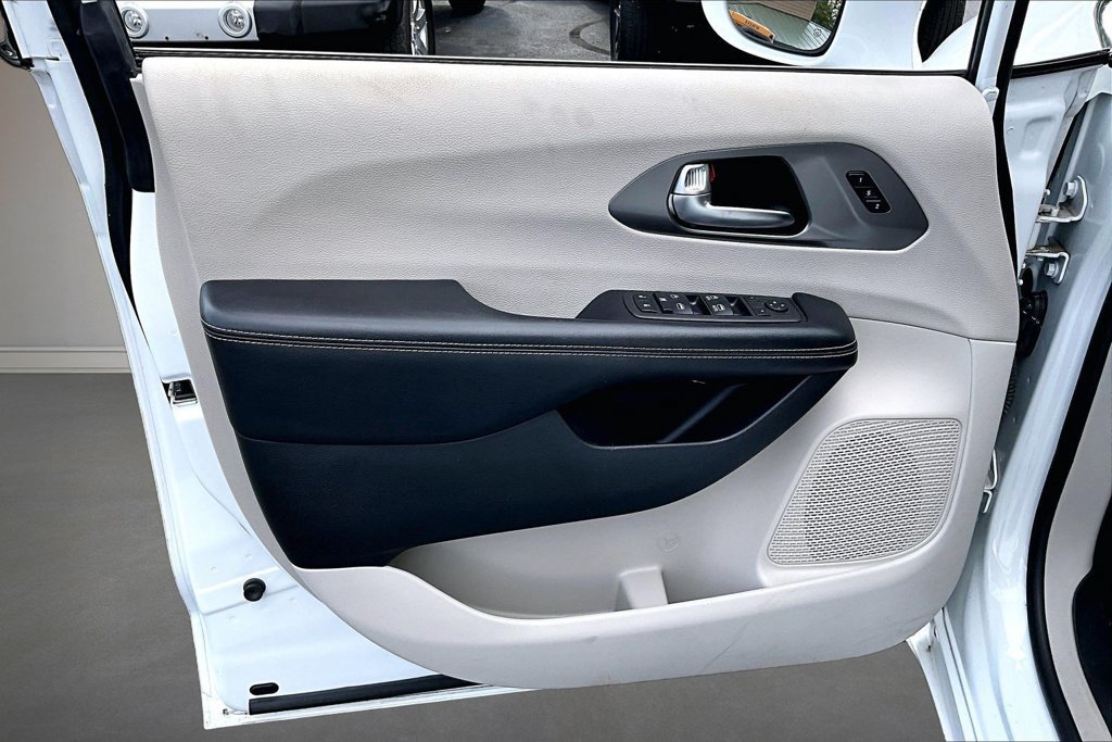 Used 2022 Chrysler Pacifica Touring-L FWD image 21