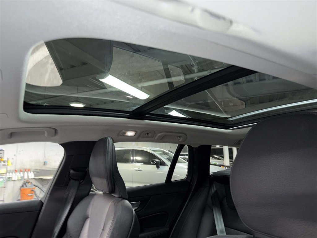Used 2025 Volvo V60 B5 Cross Country Plus image 22