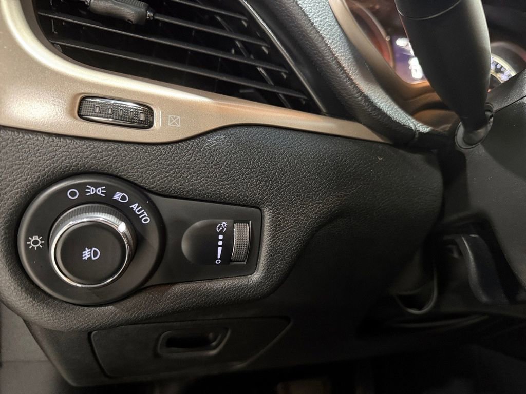 Used 2018 Jeep Cherokee Latitude w/ Cold Weather Group image 36