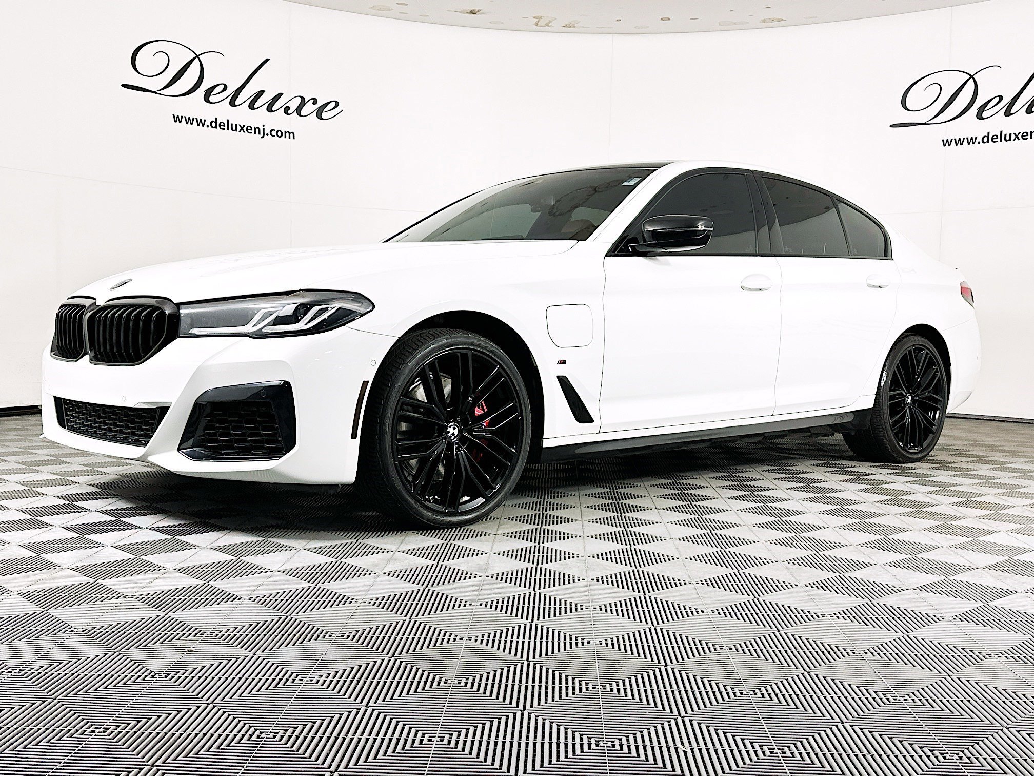 Used 2022 BMW 530e xDrive w/ Premium Package image 3