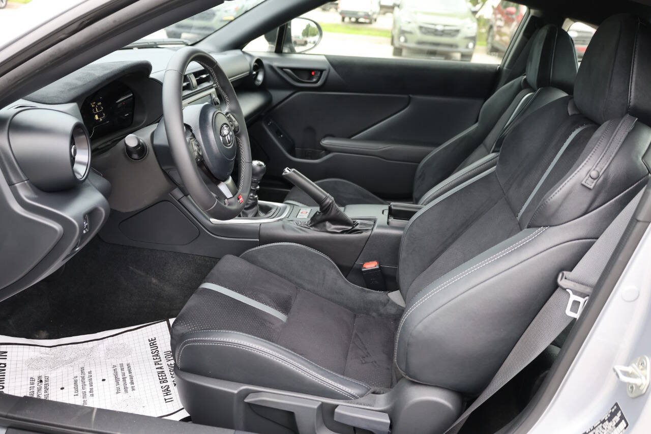 Used 2025 Toyota GR86 Premium w/ Performance Package RWD image 13