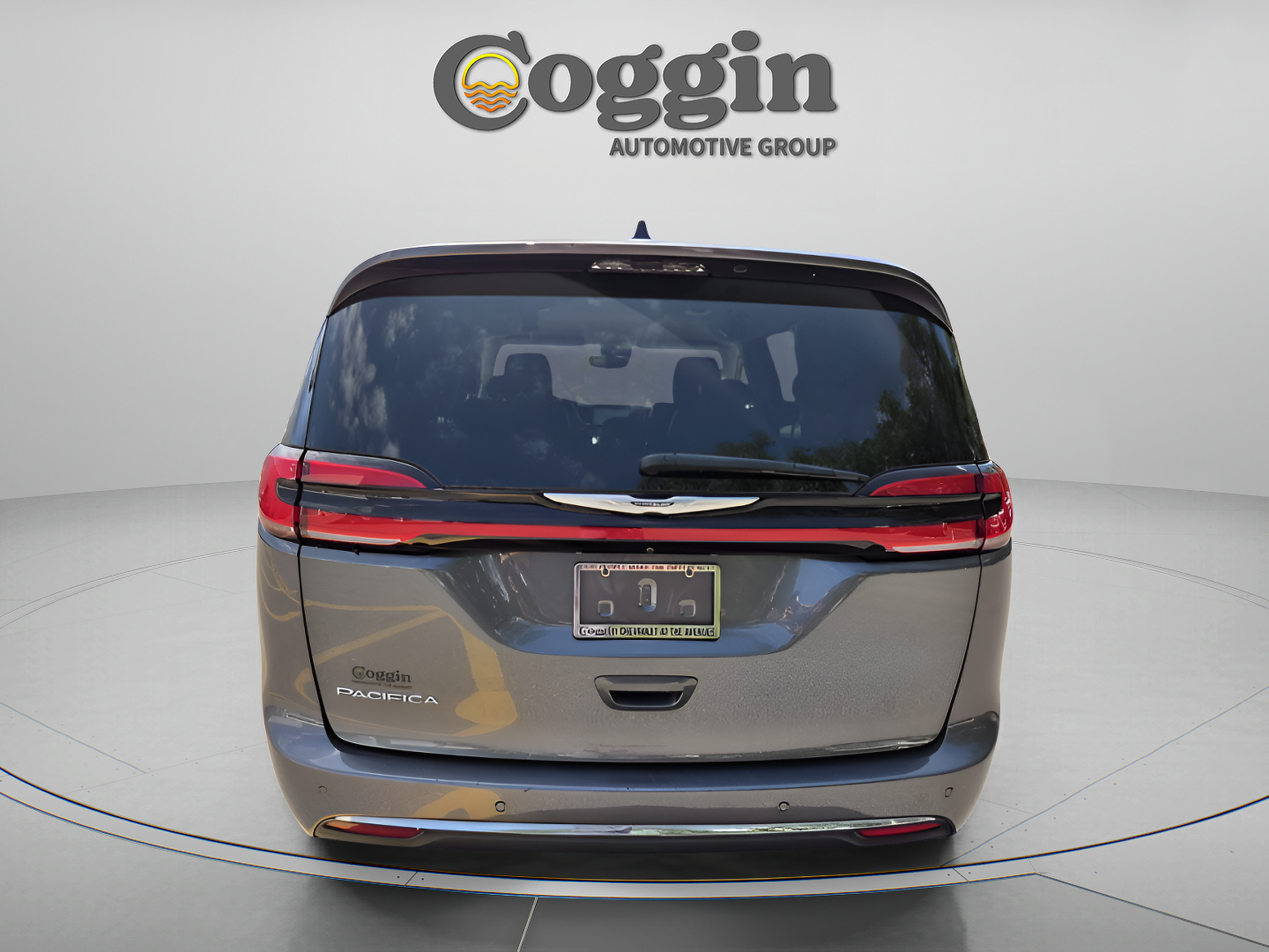 Used 2023 Chrysler Pacifica Touring-L FWD image 4