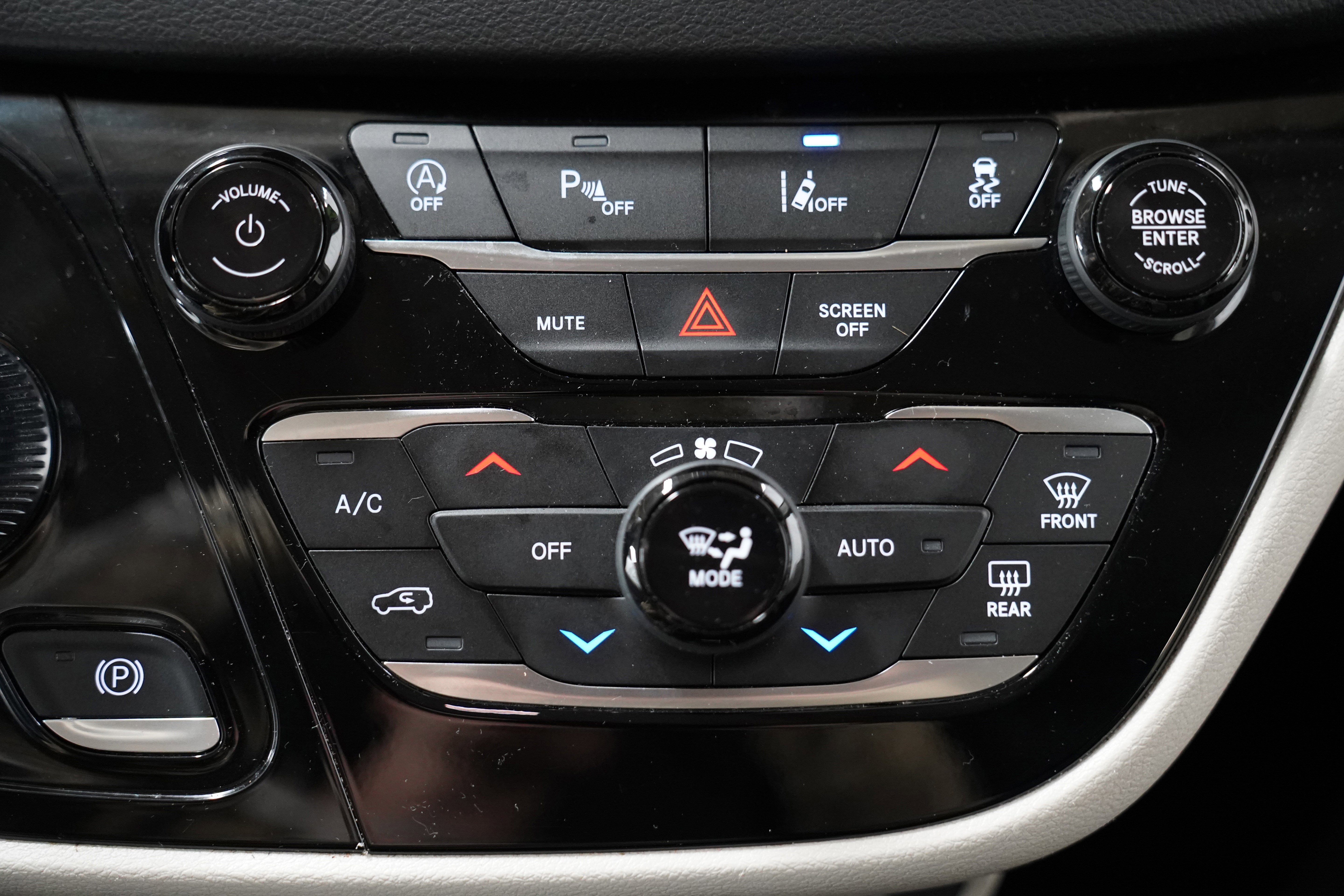 Used 2024 Chrysler Pacifica Touring-L FWD image 29