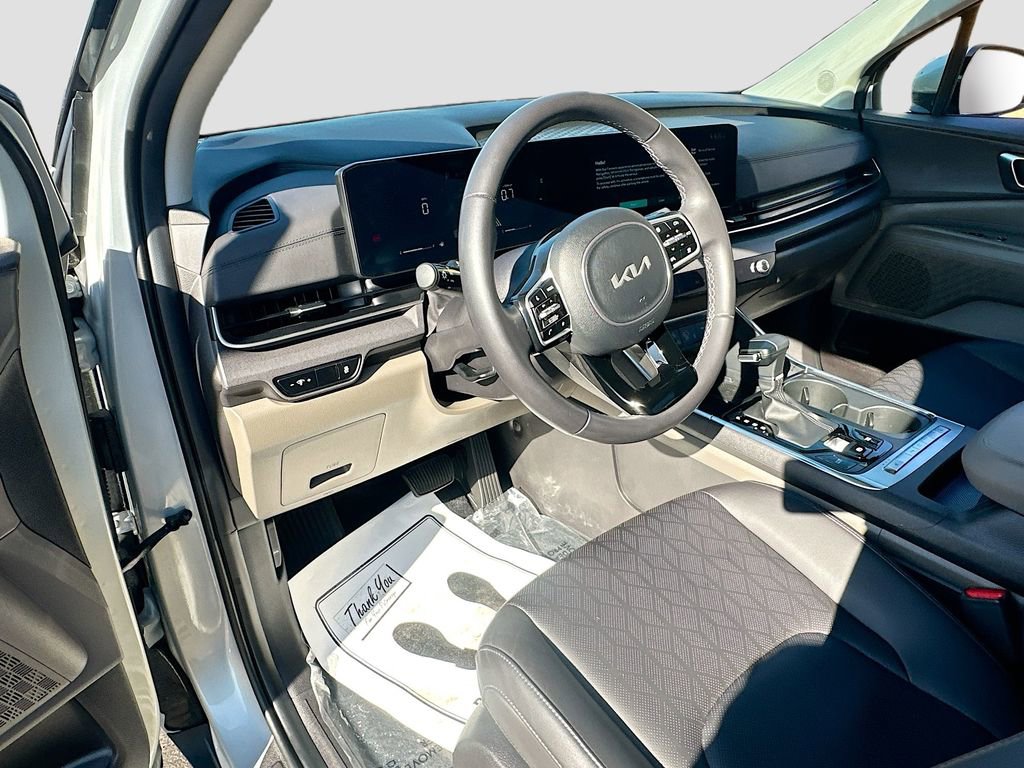 Used 2025 Kia Carnival EX FWD image 9