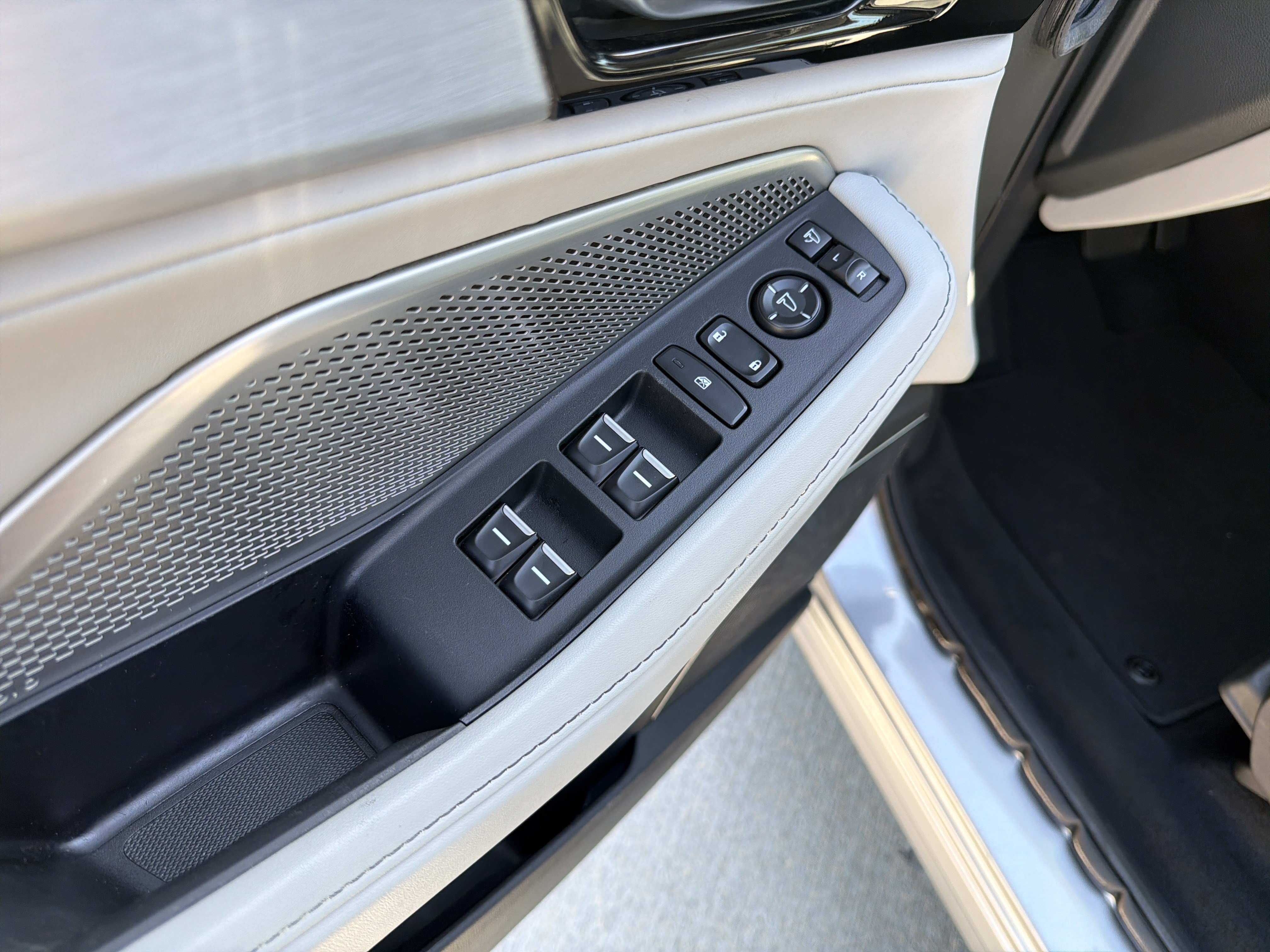 Certified 2024 Acura MDX w/ Technology Package FWD image 15