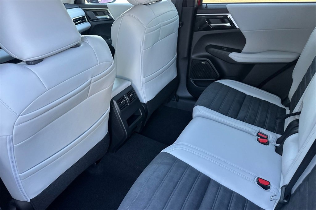 New 2025 Mitsubishi Outlander SE image 13