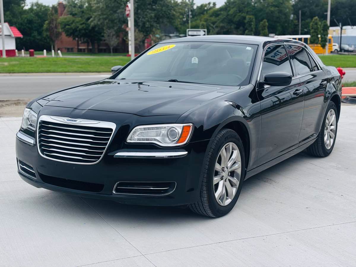 Used 2014 Chrysler 300 AWD image 17