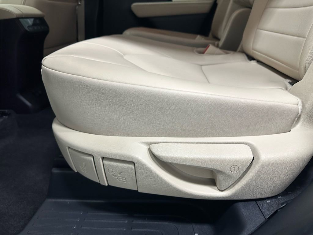 Used 2025 Toyota Highlander XLE image 43