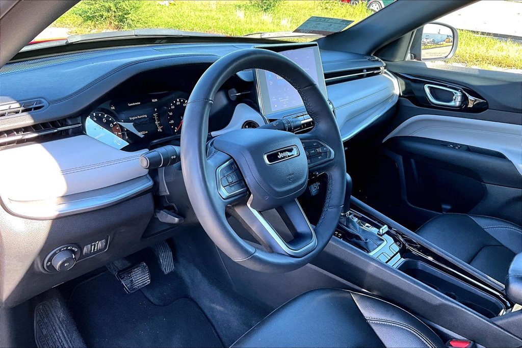 Used 2025 Jeep Compass Limited AWD/4WD image 13