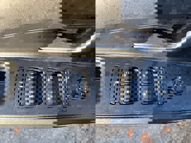 Certified 2023 Hyundai Elantra Limited w/ Preferred Accessory Package image 17