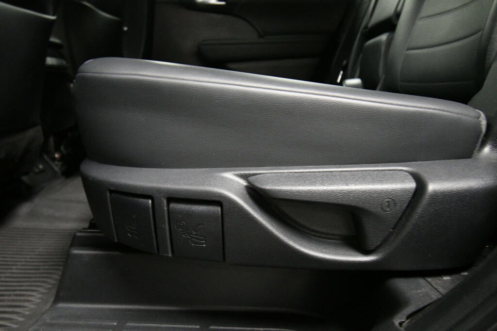 Certified 2023 Toyota Highlander XLE image 22