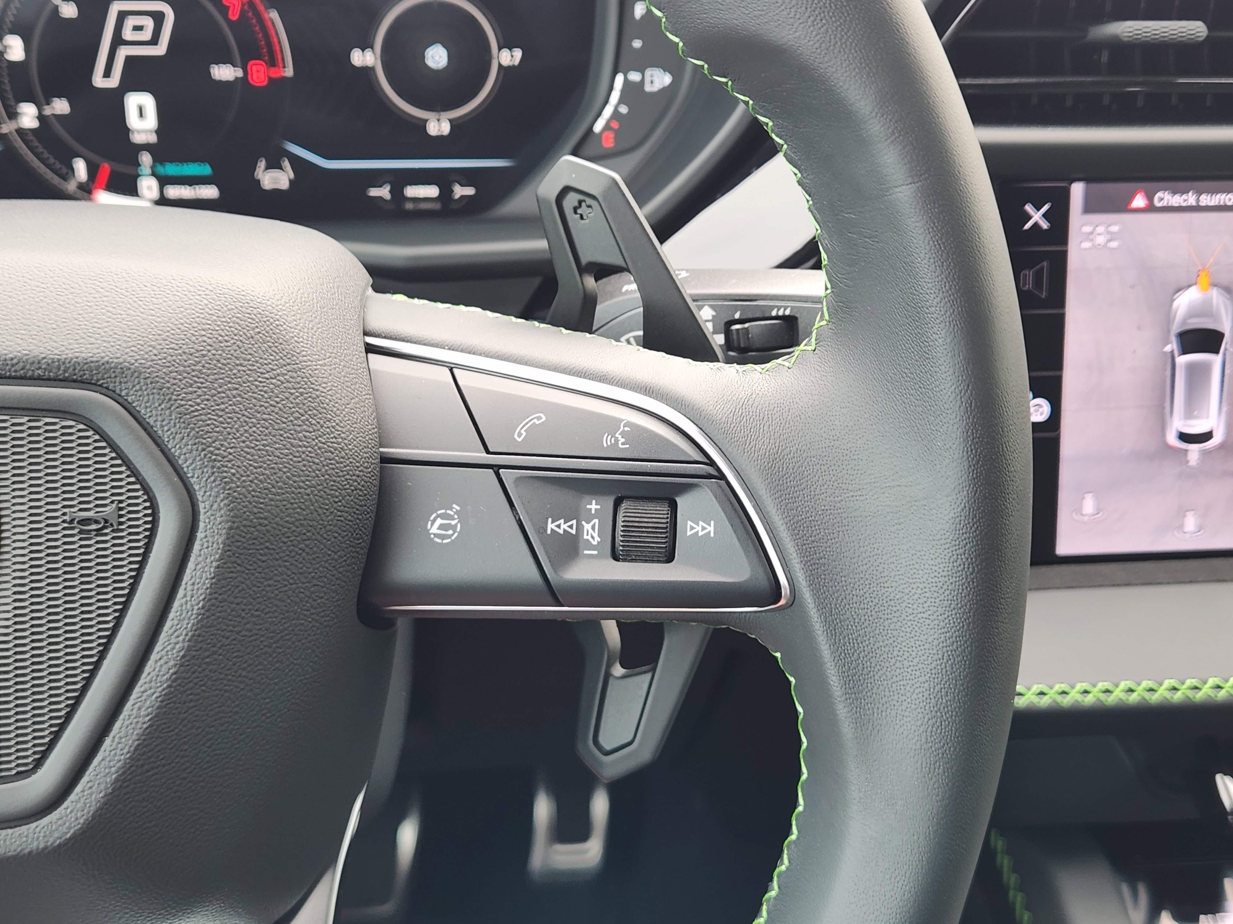 Used 2025 Lamborghini Urus SE image 28