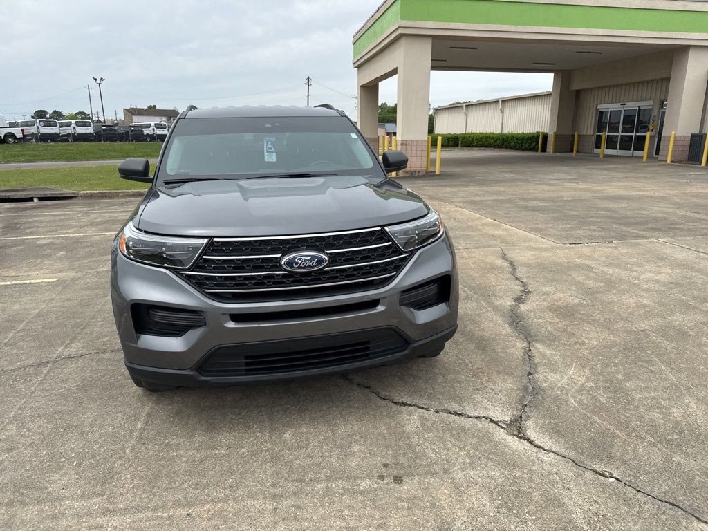 Certified 2022 Ford Explorer XLT image 3