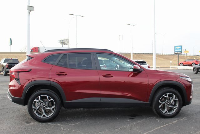 Used 2025 Chevrolet Trax LT w/ LT Convenience Package image 9