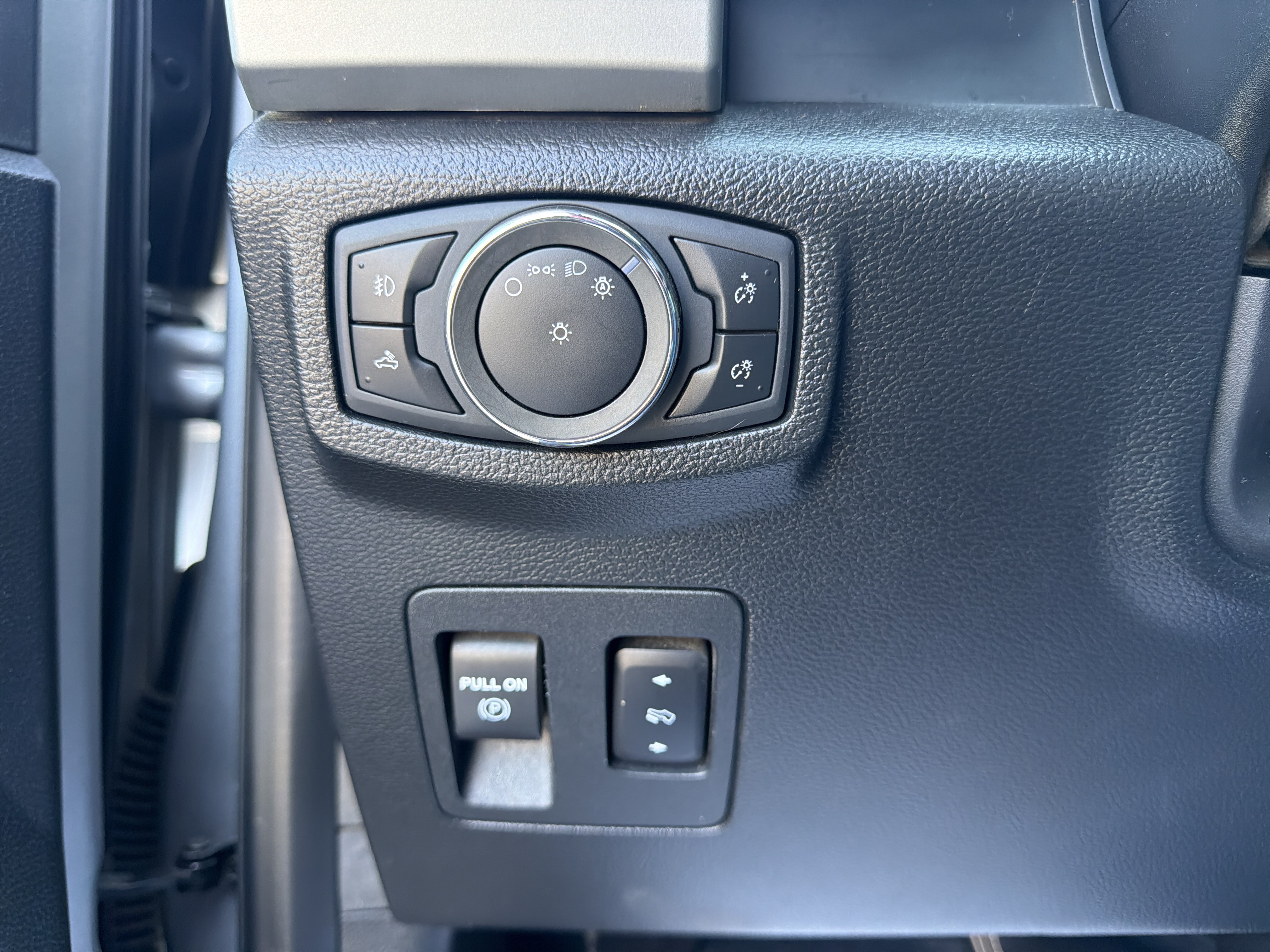 Used 2020 Ford F150 Lariat RWD image 14