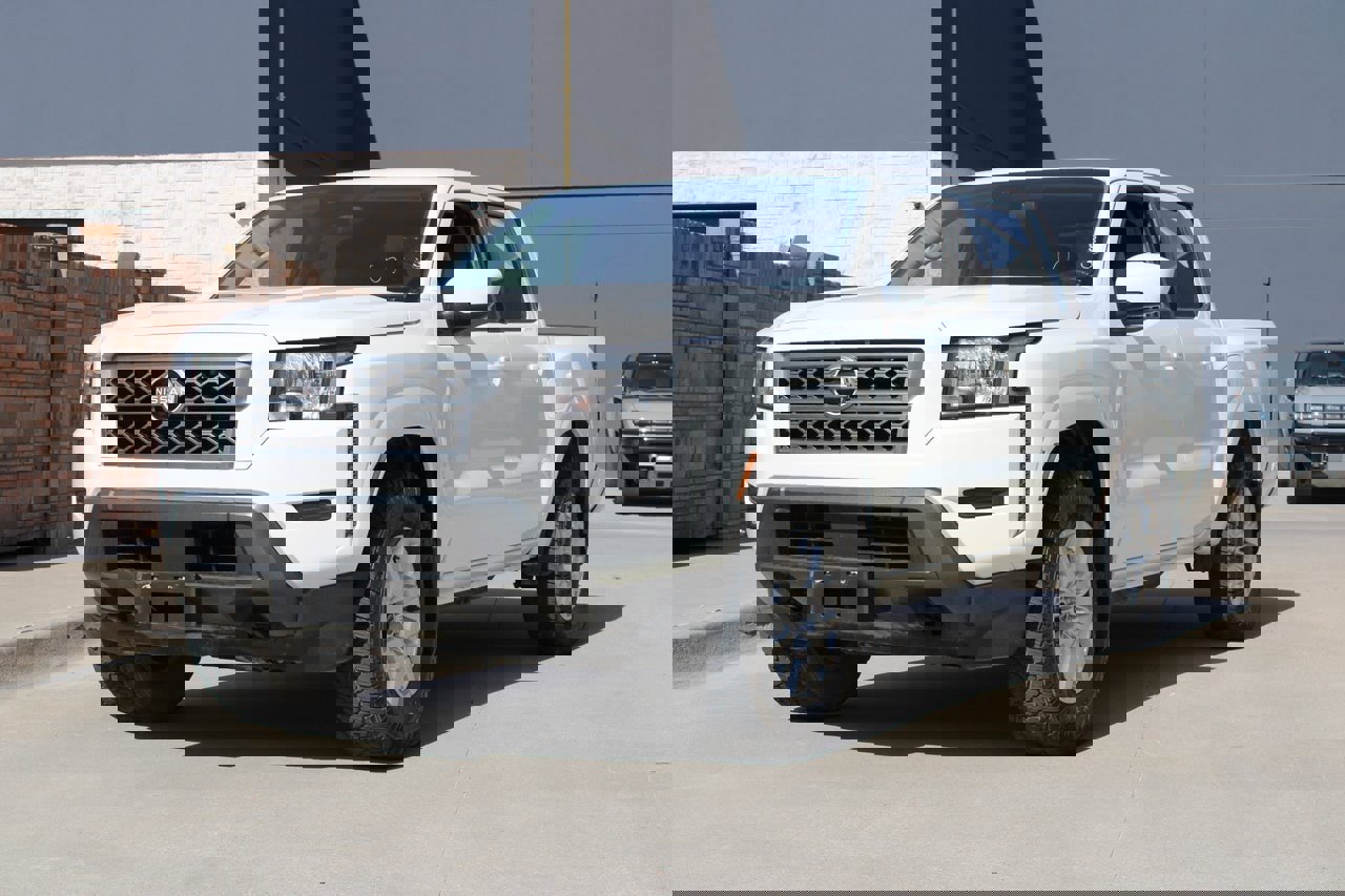 Used 2023 Nissan Frontier SV image 2