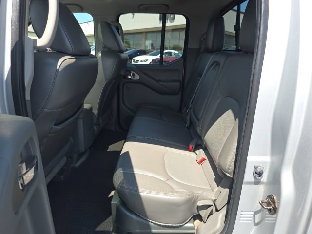 Used 2015 Nissan Frontier SL w/ Moonroof Package AWD/4WD image 32