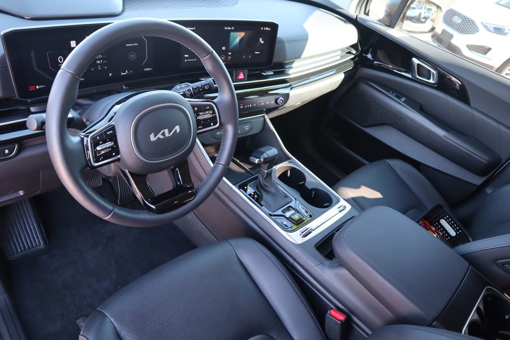 Used 2025 Kia Carnival SX Prestige image 9