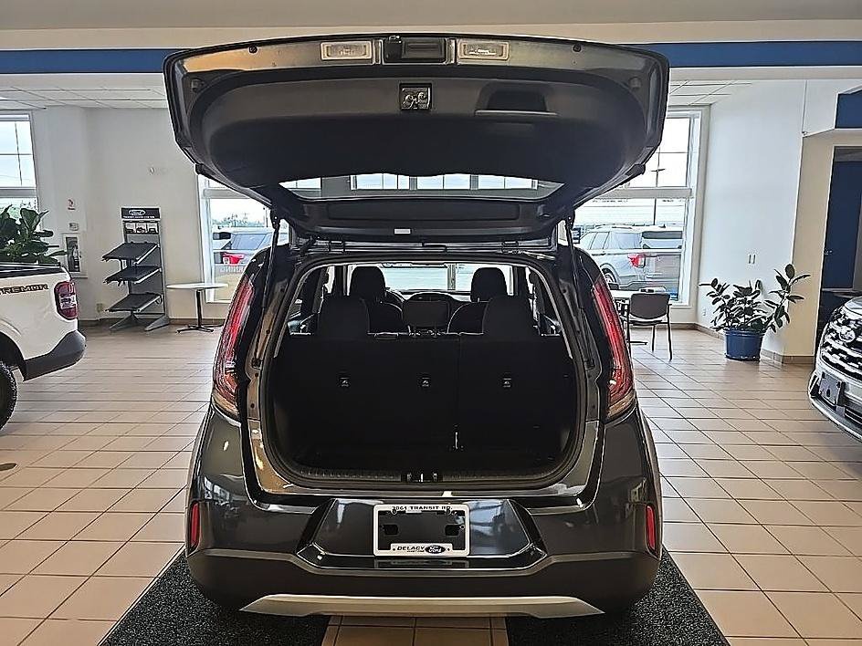 Used 2023 Kia Soul LX FWD image 9