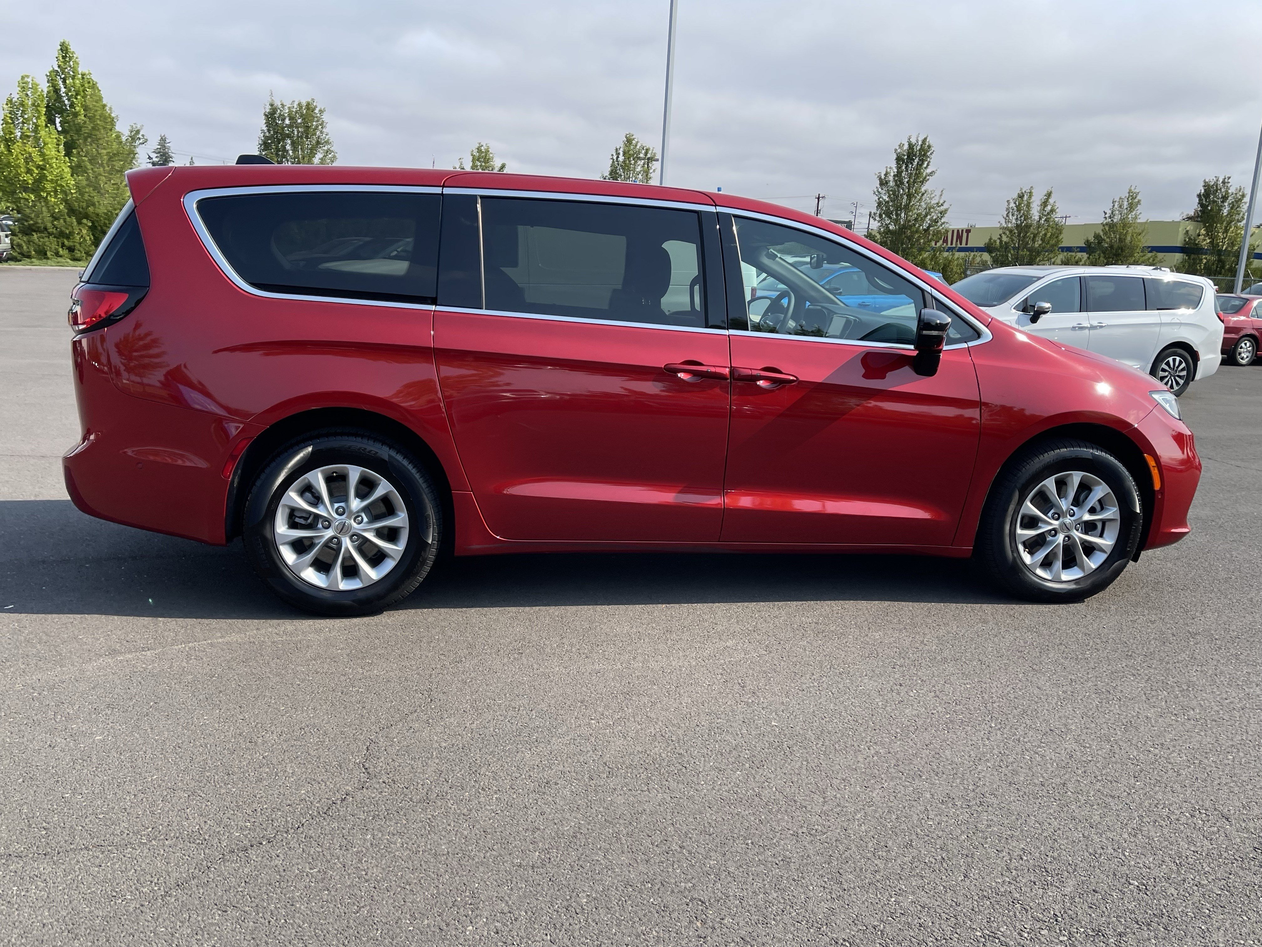 Used 2025 Chrysler Pacifica Select AWD/4WD image 6