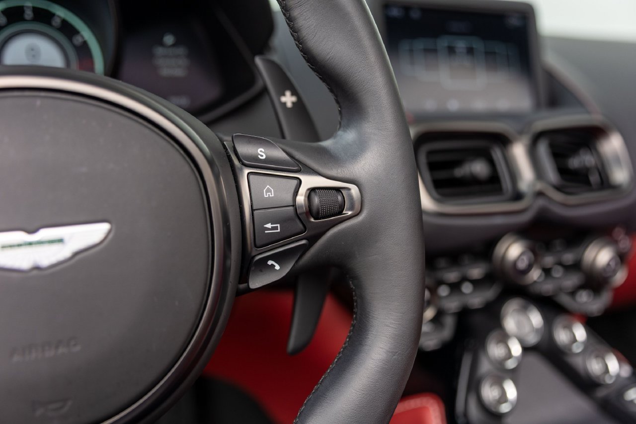 Used 2023 Aston Martin V8 Vantage Roadster RWD image 35