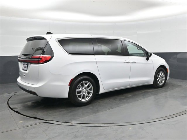 New 2026 Chrysler Pacifica Select image 4