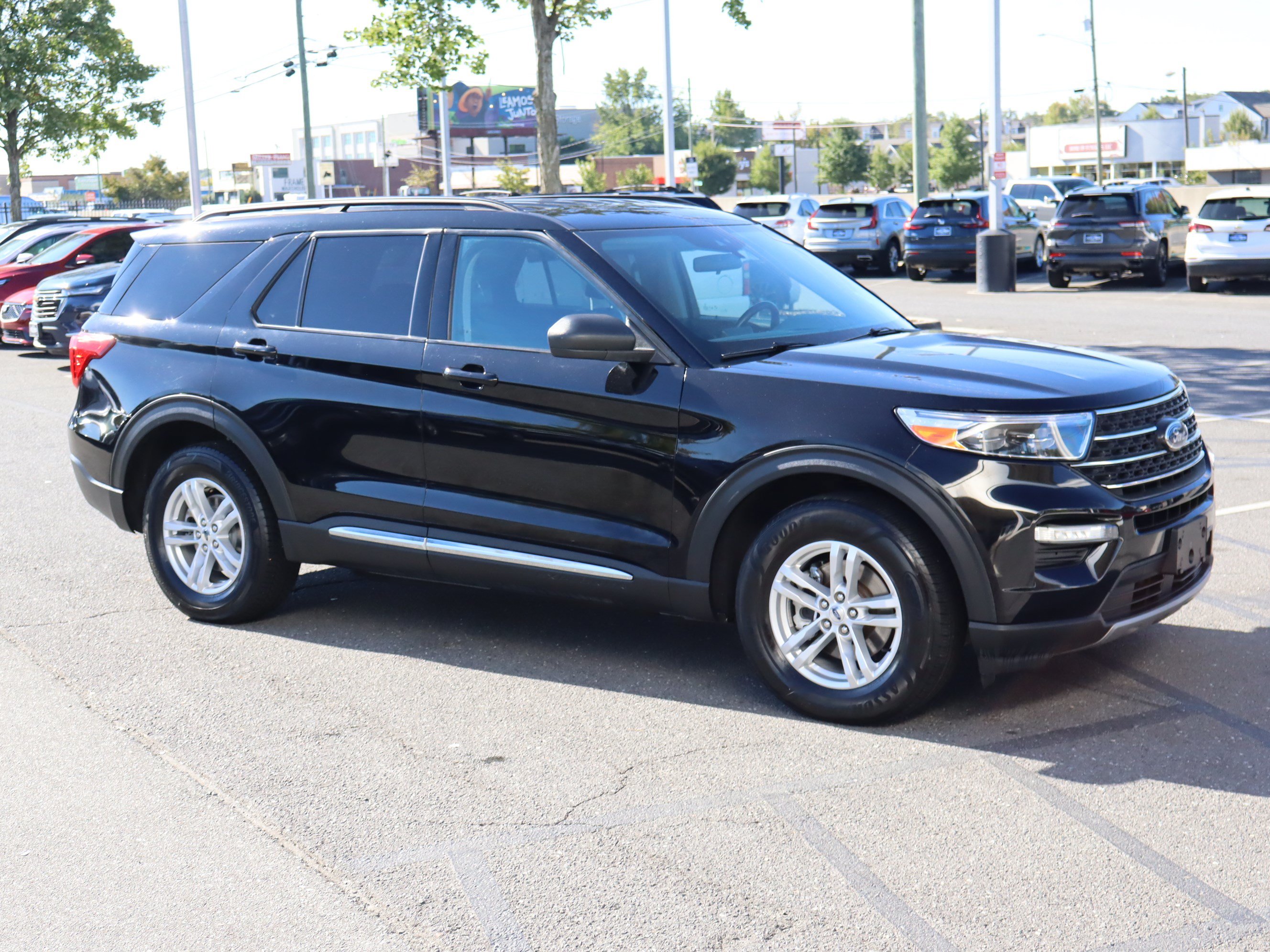 Used 2023 Ford Explorer XLT w/ Equipment Group 202A AWD/4WD image 2