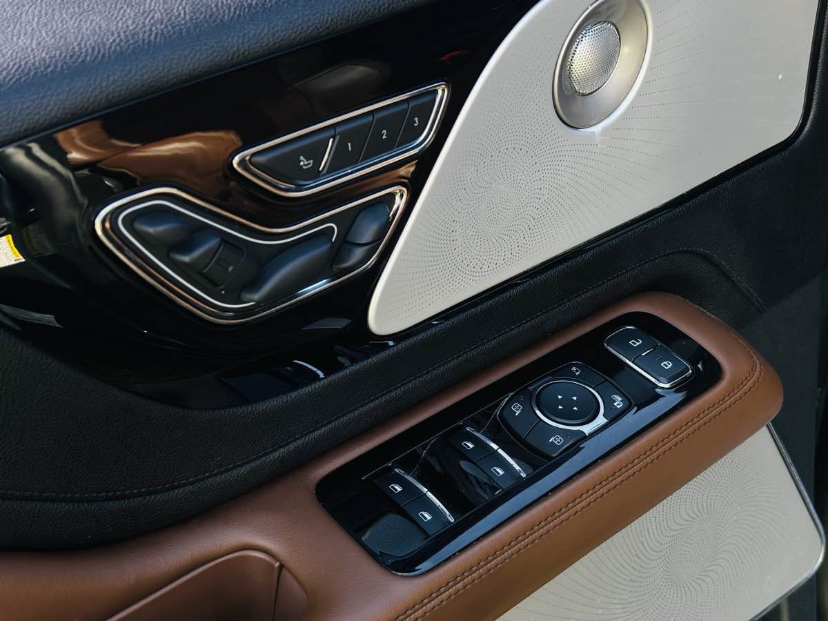 Used 2024 Lincoln Aviator Reserve w/ Equipment Group 201A AWD/4WD image 32