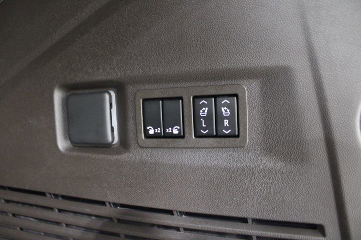 Used 2021 GMC Yukon Denali w/ LPO, Illumination Package AWD/4WD image 16