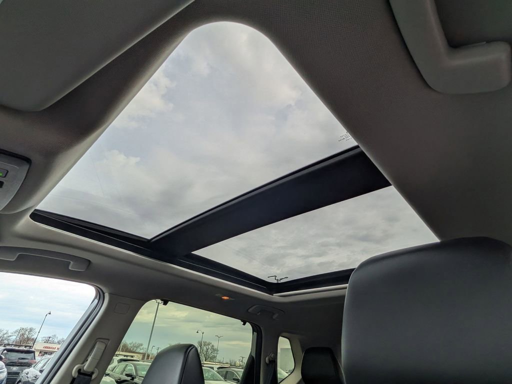 Used 2024 Nissan Rogue SV w/ SV Premium Package image 12