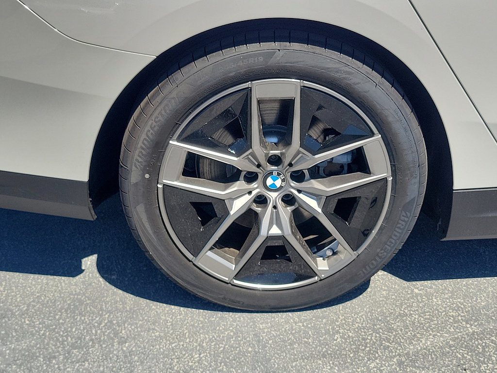 New 2026 BMW i5 eDrive40 w/ Convenience Package RWD image 6