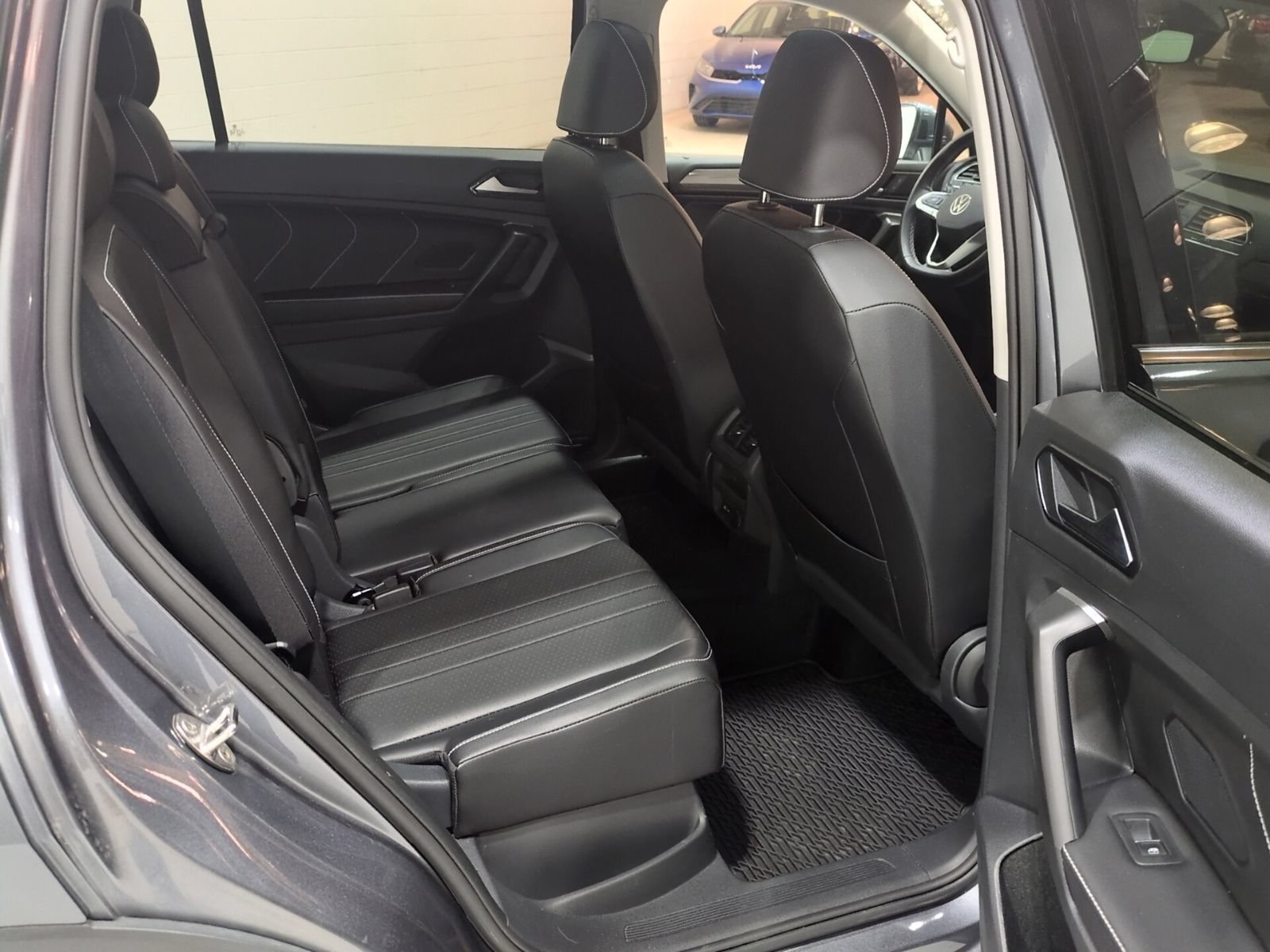 Used 2024 Volkswagen Tiguan SE w/ Panoramic Sunroof Package AWD/4WD image 11