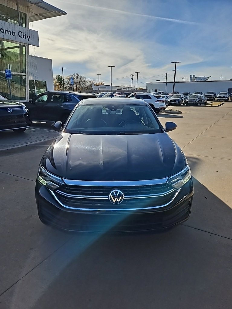 Used 2024 Volkswagen Jetta SE image 2