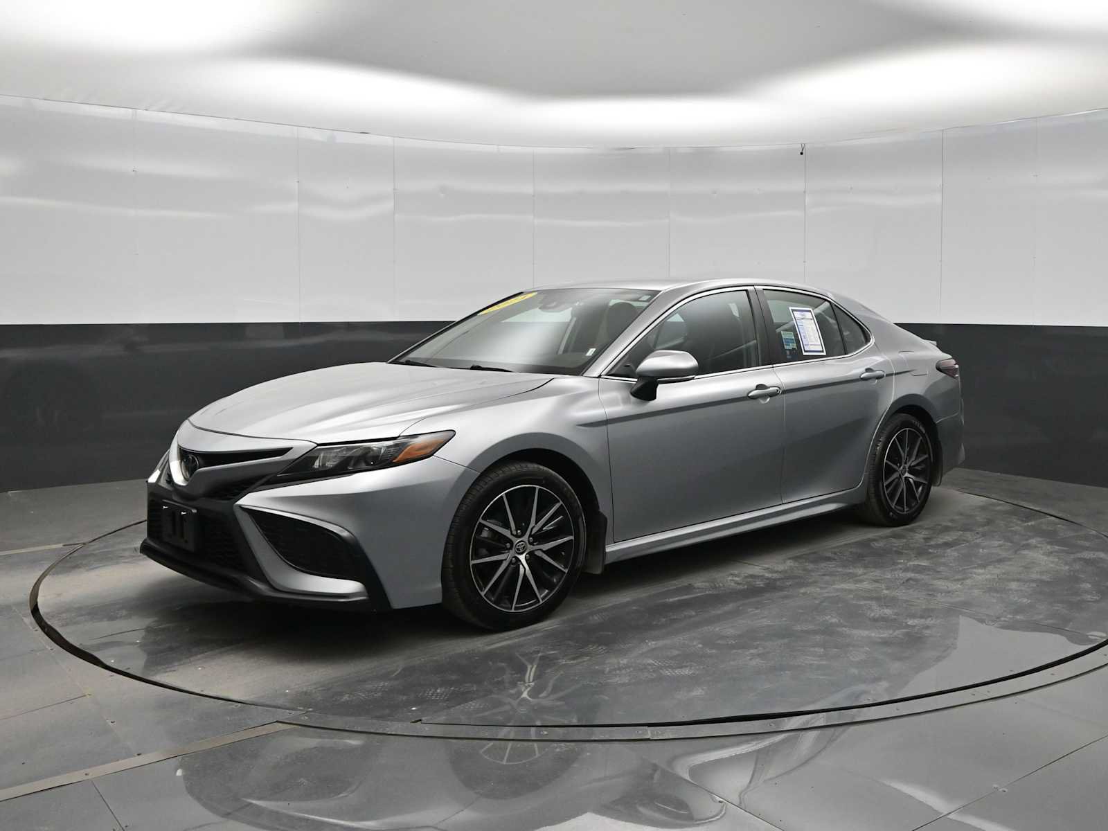 Used 2024 Toyota Camry SE FWD image 4