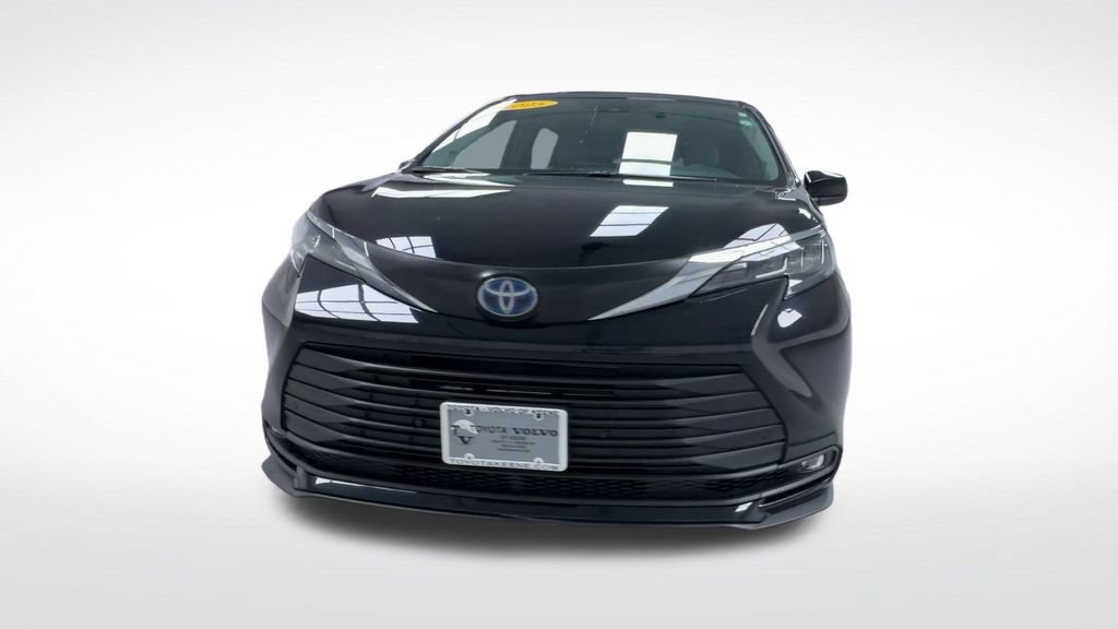 Certified 2025 Toyota Sienna XLE w/ XLE Plus Package AWD/4WD image 3
