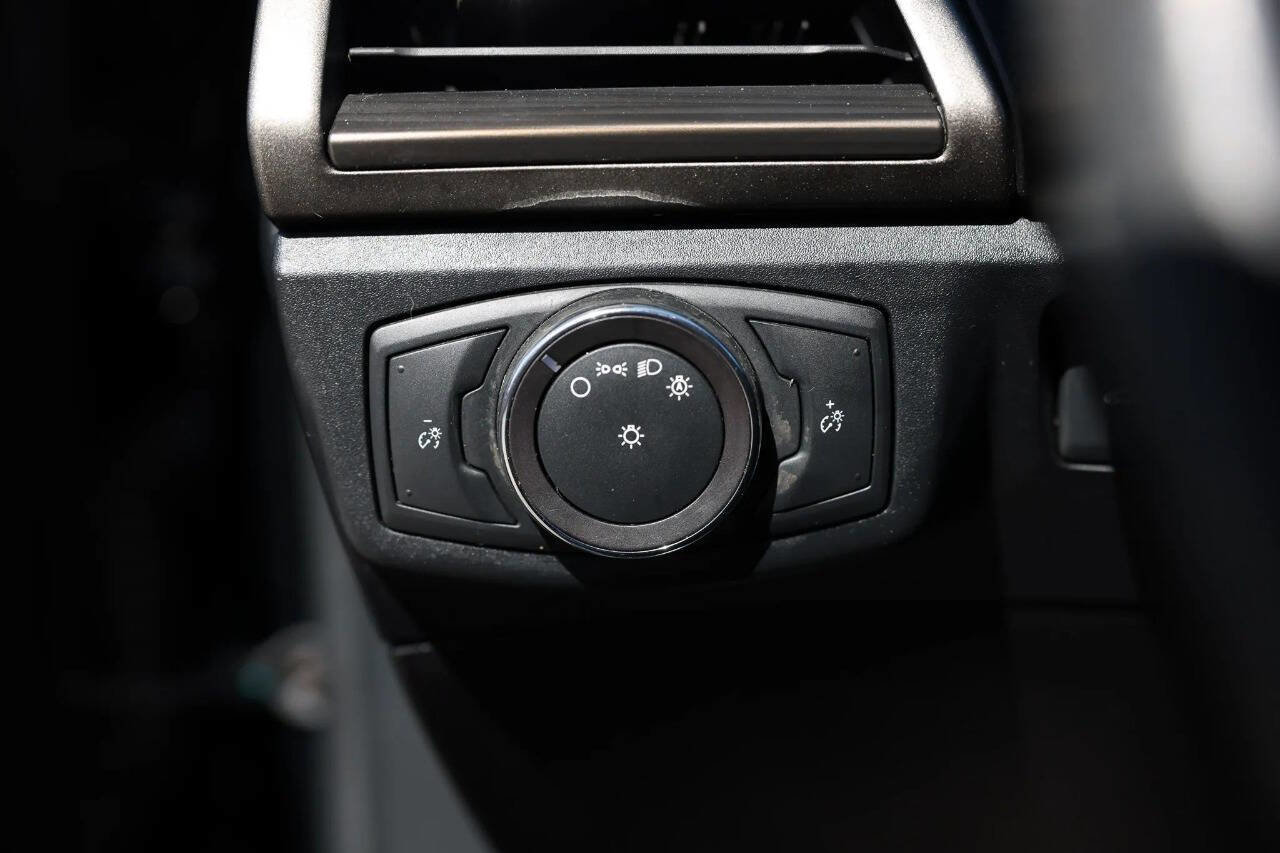 Used 2018 Ford Fusion SE w/ Fusion SE Technology Package image 18