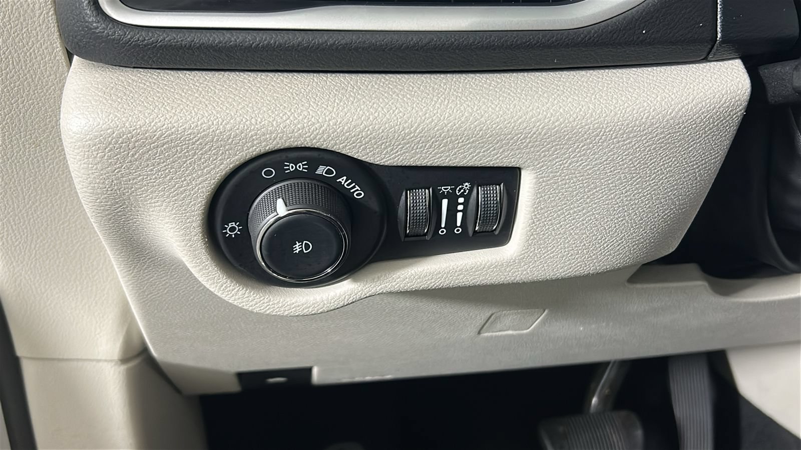 Used 2024 Chrysler Pacifica Touring-L FWD image 22